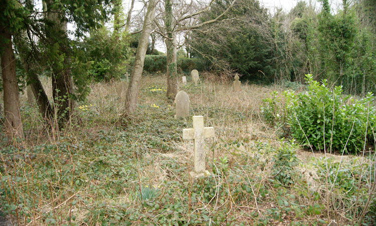 Private Newton's grave in Durham (St. Giles) Churchyard Extension, - centre background